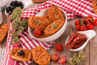 Domates ve kekikli kızarmış ekmek..