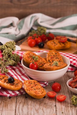 Domates ve kekikli kızarmış ekmek..