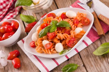 Kiraz domatesli ve mozzarella peynirli Fusilli makarna..