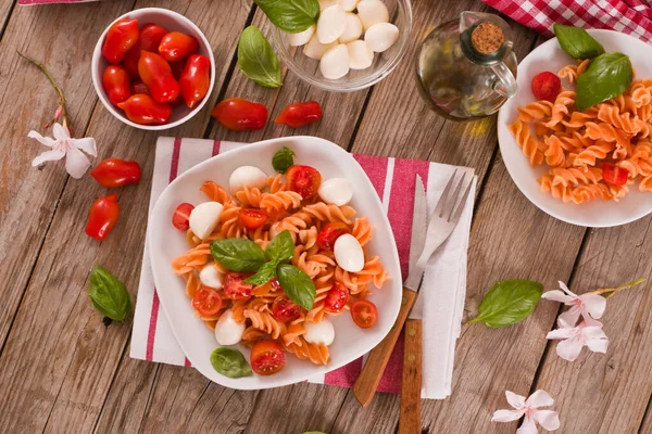 Pasta Fusilli Con Tomates Cherry Queso Mozzarella —  Fotos de Stock