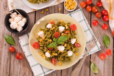 Kiraz domatesli ve tatlı mısırlı Fusilli makarna..