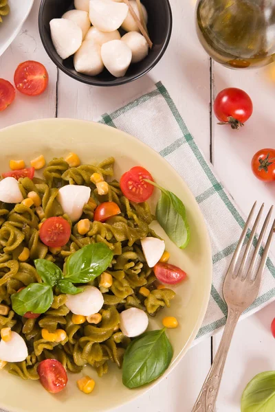 Pastas Fusilli Con Tomates Cherry Maíz Dulce —  Fotos de Stock