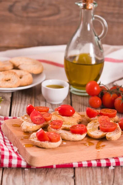 Friselle Pomidorami Wiśniowymi Oliwą Oliwek — Zdjęcie stockowe