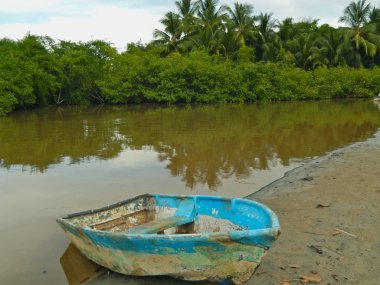 Kumsaldaki eski tekne.