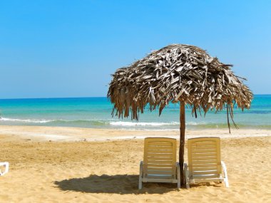 Plaj sandalyeleri mükemmel tropikal beyaz kumsalda