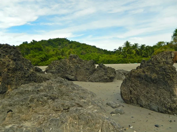 Plage, sable et formations rocheuses — Photo