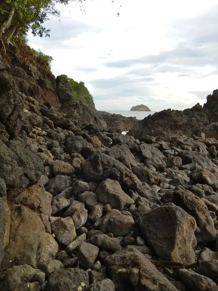 Plage et mer tropicale avec eau claire — Photo