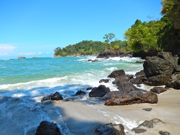 Praia e mar tropical com água limpa — Fotografia de Stock