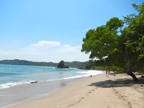 Strand und tropisches Meer mit klarem Wasser — Stockfoto