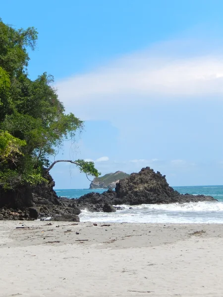 Praia e mar tropical com água limpa — Fotografia de Stock