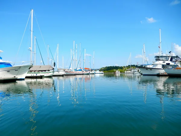 Barcos estacionar em um belo parque marina — Fotografia de Stock