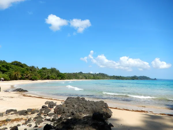 Playa y mar tropical con agua clara —  Fotos de Stock