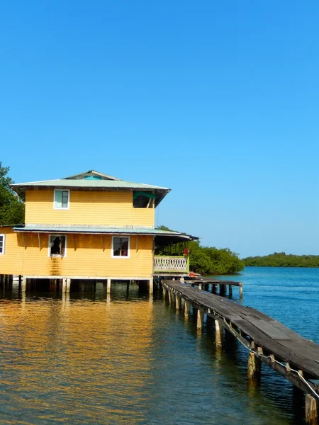 Färgglada flytande hus och båtar — Stockfoto