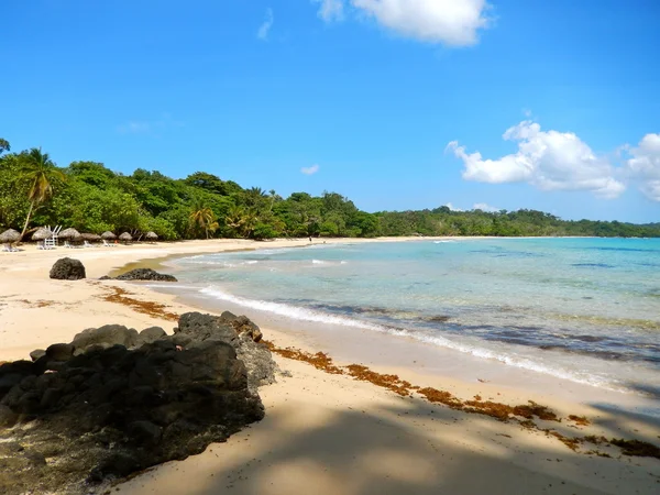 Praia e mar tropical com água limpa — Fotografia de Stock