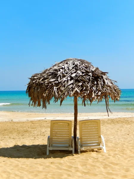 Sillas de playa en perfecta playa tropical de arena blanca — Foto de Stock