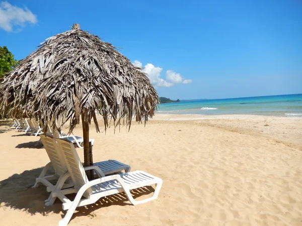 Sedie da spiaggia sulla spiaggia di sabbia bianca tropicale perfetta — Foto Stock