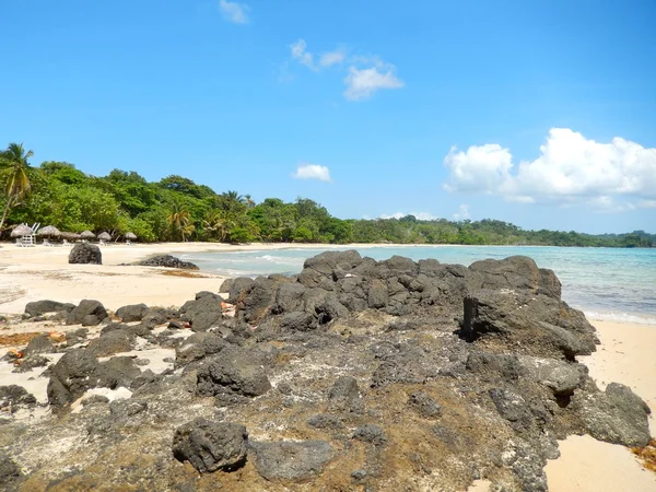 Praia e mar tropical com água limpa — Fotografia de Stock