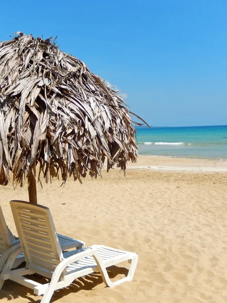 Chaises de plage sur plage de sable blanc tropical parfait — Photo