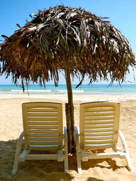 Sillas de playa en perfecta playa tropical de arena blanca — Foto de Stock