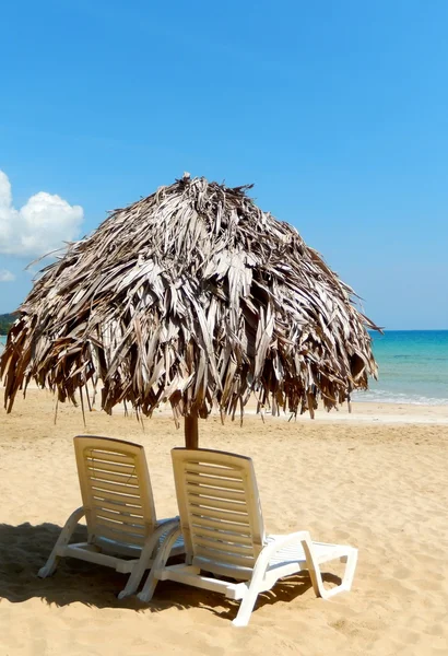 Chaises de plage sur plage de sable blanc tropical parfait — Photo