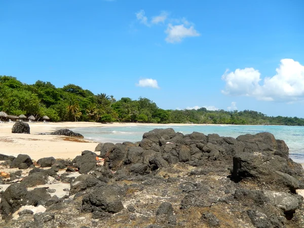 Plaża i morze tropikalne z czystą wodą — Zdjęcie stockowe