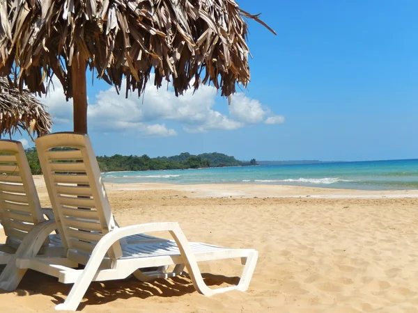 Sillas de playa en perfecta playa tropical de arena blanca — Foto de Stock