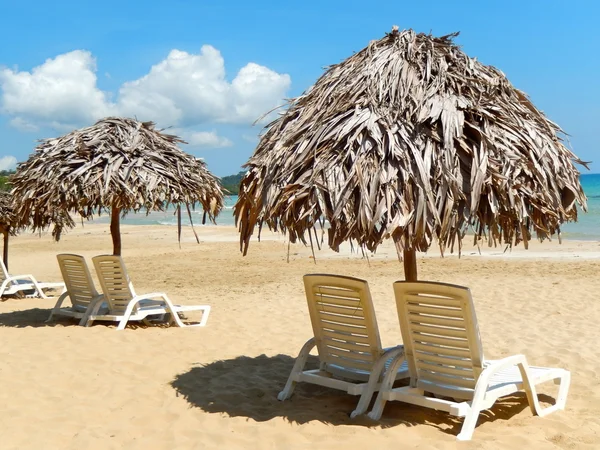 Beach chairs on perfect tropical white sand beach — Stock Photo, Image