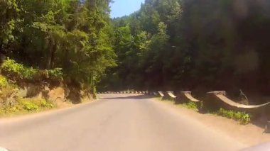 Yaz sezonu boyunca güzel dağlık terrein ile sürüş.