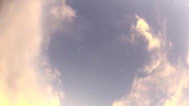 Gökyüzündeki bulutlar zaman ayarlı