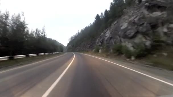 Vroege ochtend rijden op een snelweg berg — Stockvideo