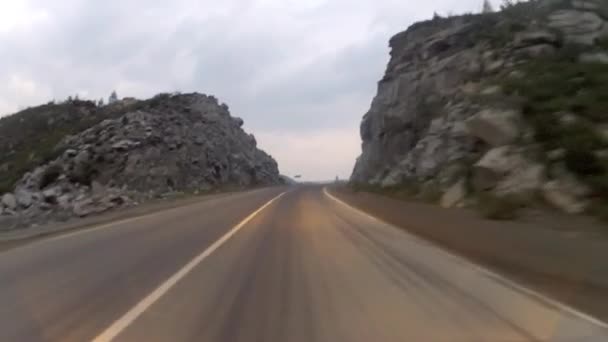 Guida mattutina su un'autostrada di montagna — Video Stock