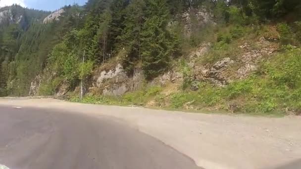 Conduire à travers des routes de montagne dangereuses — Video