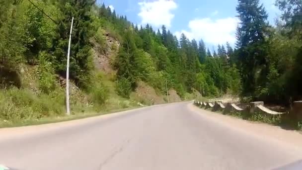 Conduire à travers une belle terréine montagneuse pendant la saison estivale . — Video