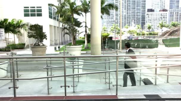 Jeune homme d'affaires de la ville avec bagages de voyage 