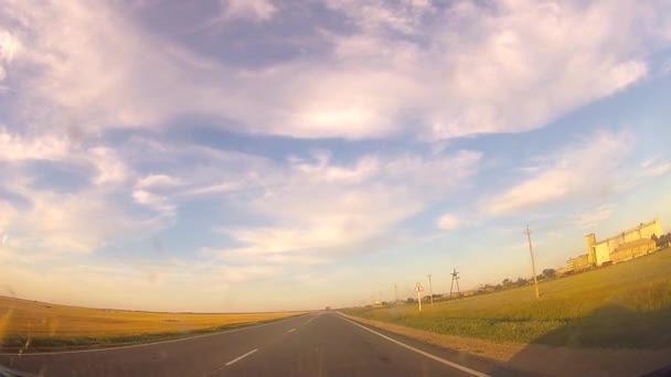 Guidare un veicolo durante il tramonto — Video Stock