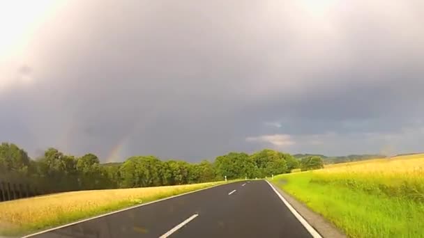 Водіння по красивій заміській дорозі — стокове відео