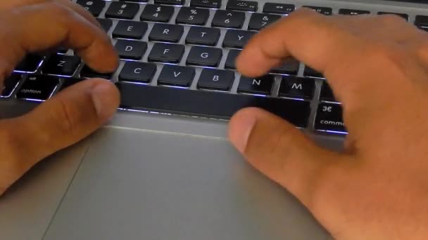 Manos escribiendo en el teclado de la computadora — Vídeos de Stock