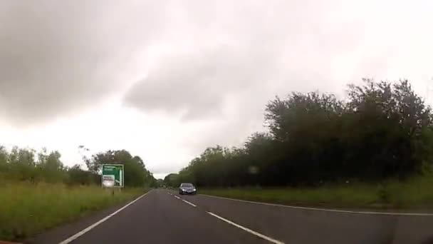 Conducir por el lado izquierdo de la carretera — Vídeo de stock