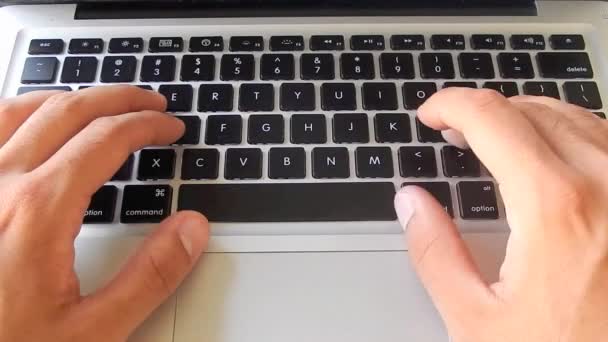 Trabajando bajo estrés. Escribir en un teclado portátil — Vídeo de stock