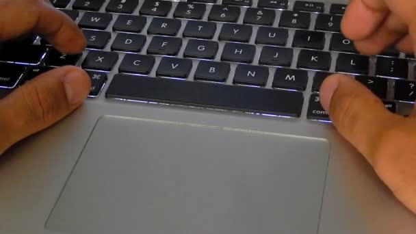 Mãos digitando no teclado do computador — Vídeo de Stock