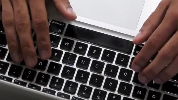 Arbeit unter Stress. Tippen auf einer Laptop-Tastatur — Stockvideo