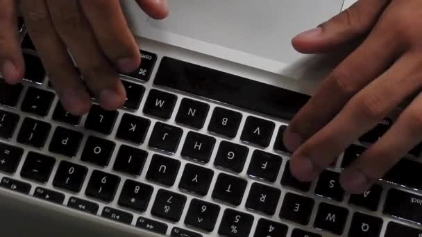 Mains tapant sur le clavier de l'ordinateur. Vue du dessus — Video