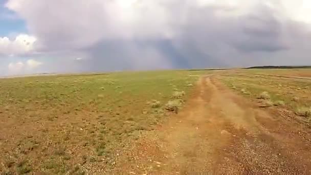 Desierto conduciendo en un camino fangoso — Vídeos de Stock