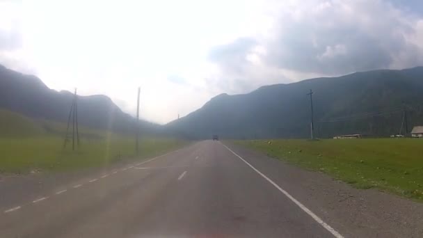 Conducir en una carretera de montaña — Vídeo de stock
