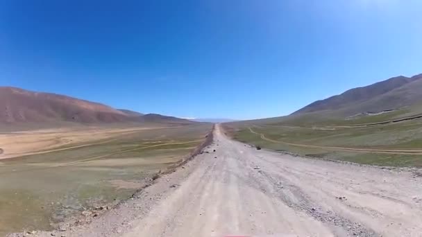 Punto di vista del veicolo guida su strada sterrata — Video Stock