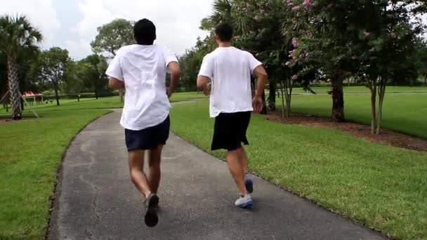 Twee jongens lopen. opleiding. HD — Stockvideo
