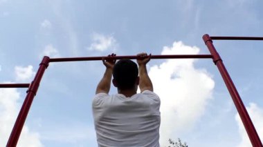Arkadan Görünüm. atlet çubuğunda çeker. pullups. çapraz eller