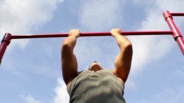 atlet çubuğunda çeker. pullups