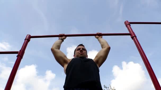 Junger Mann zieht Balken-Workout-Übung hoch. hd — Stockvideo