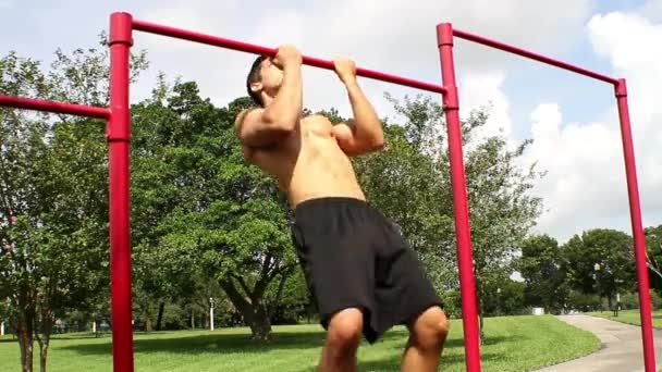 Stilig atletisk kille drar på baren. pull ups — Stockvideo